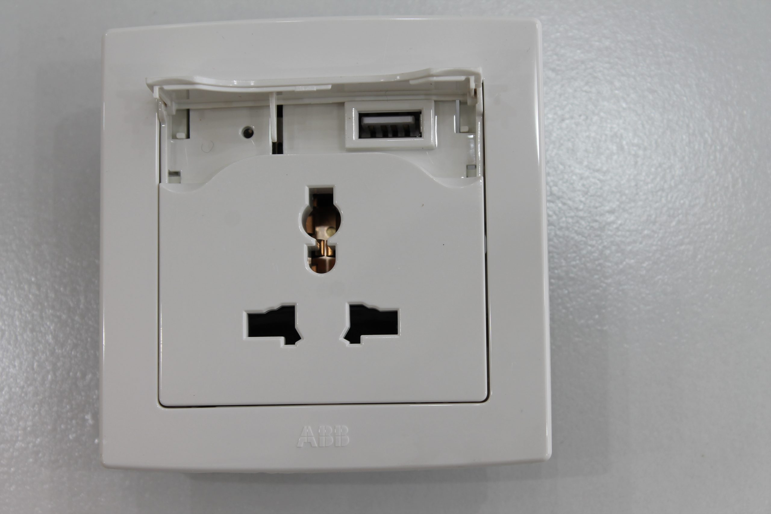 SOCKET OUTLET WITH USB CHARGER